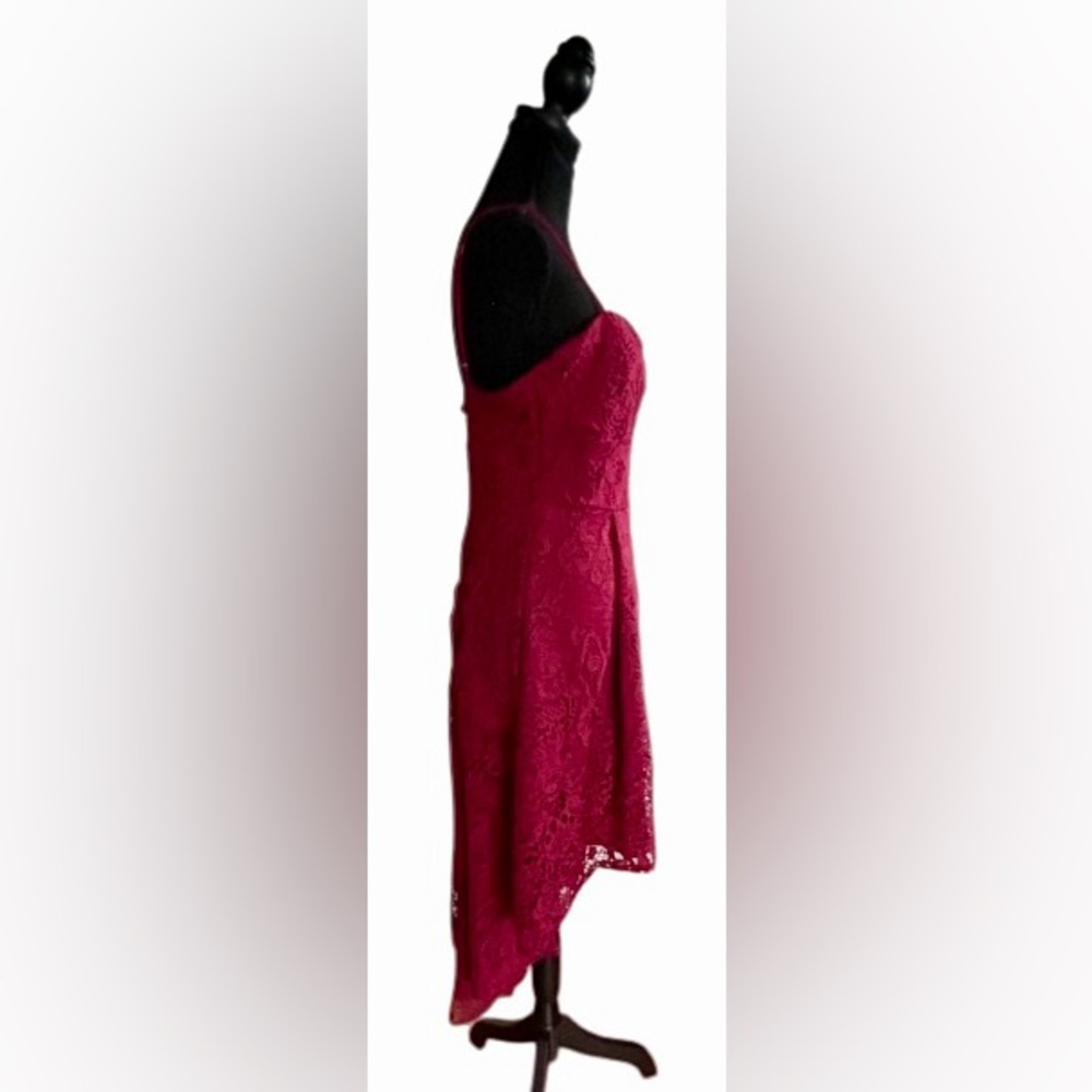 ♥️LULUS! “SO ADORED” BURGUNDY CROCHET LACE SLEEVELESS HIGH-LOW DRESS! ♥️ - Picture 9 of 16